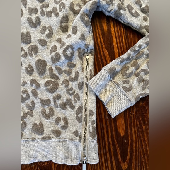 RAILS Marlo Flocked Grey Leopard Sweatshirt Side Zipper - Picture 6 of 9